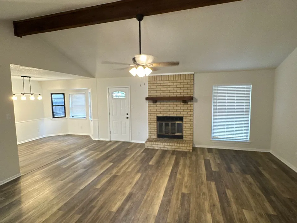 604 Colonial Ln