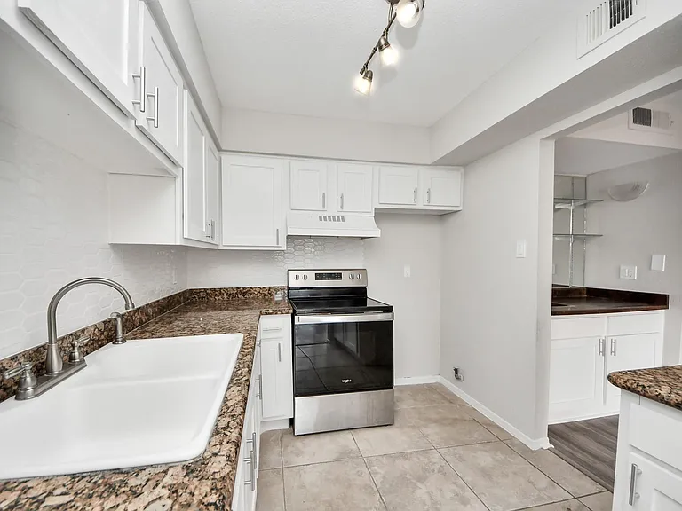 1818 Augusta Dr #14 — Photo 15