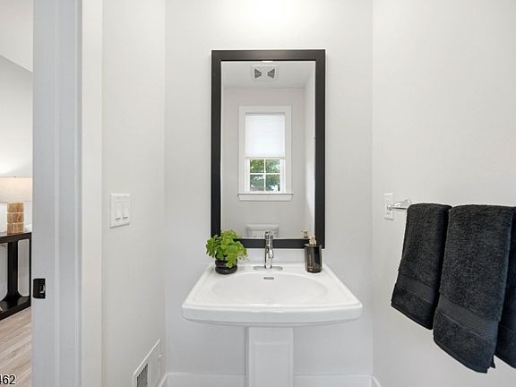 5th image of 17 Cypress Ln