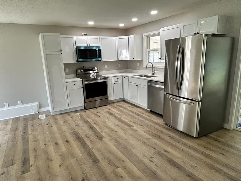 803 S Market St — Photo 3