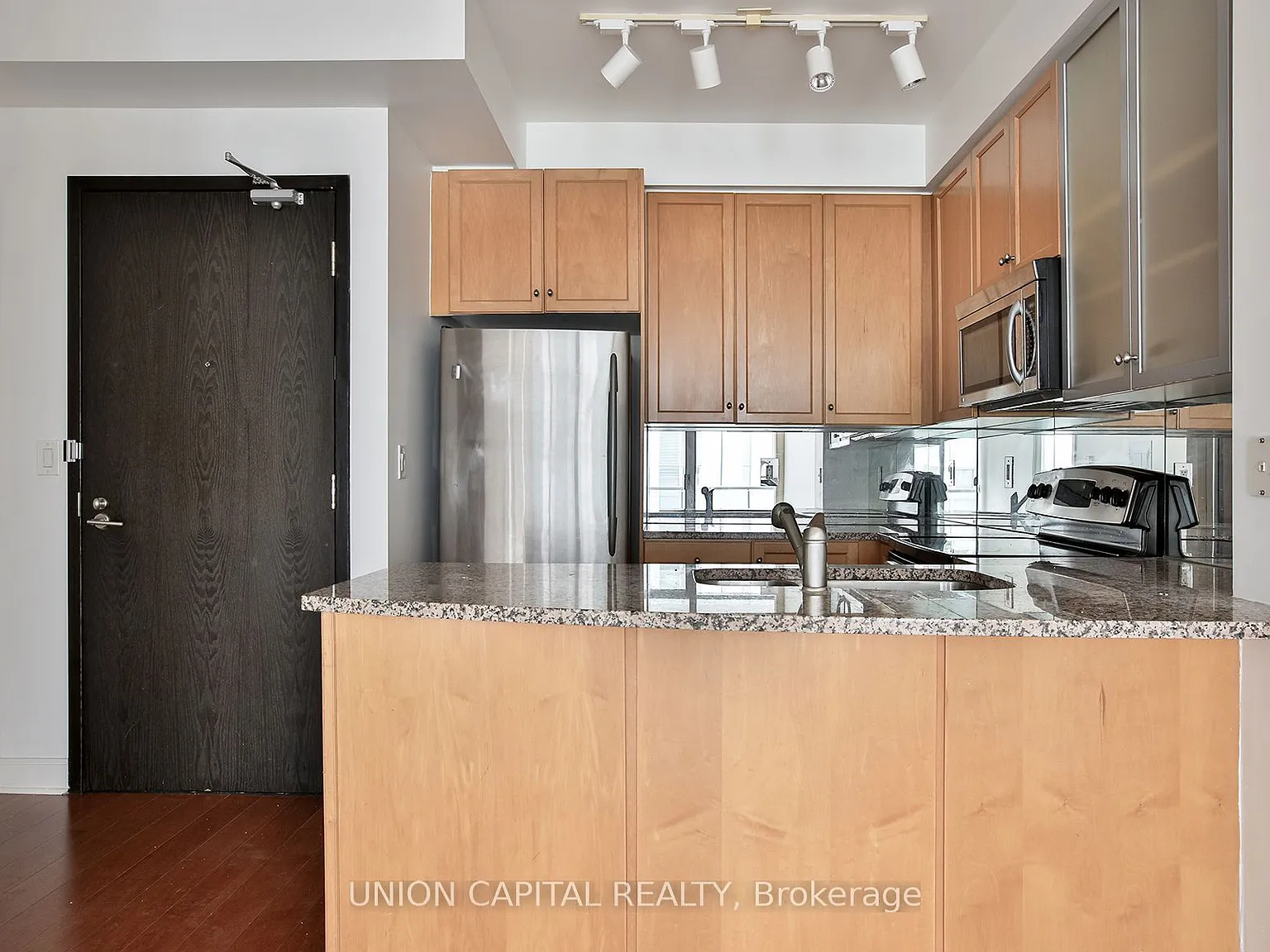 18 Yorkville Ave — Photo 3