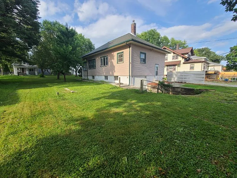 208 E Walnut St — Photo 2