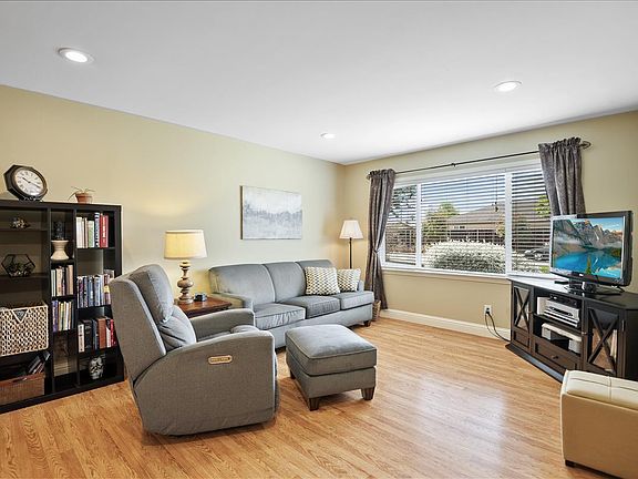 4th image of 229 E Duane Ave