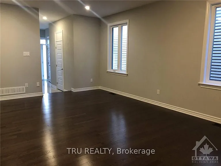 222 Fergus Cres — Photo 8