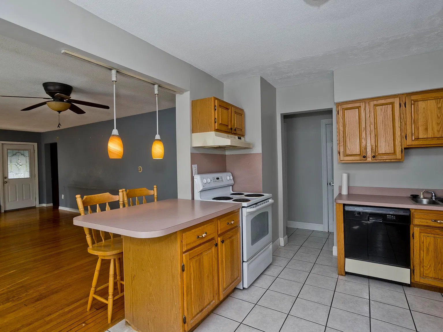 3 bed, 1092 sqft, $1,600 — Photo 1