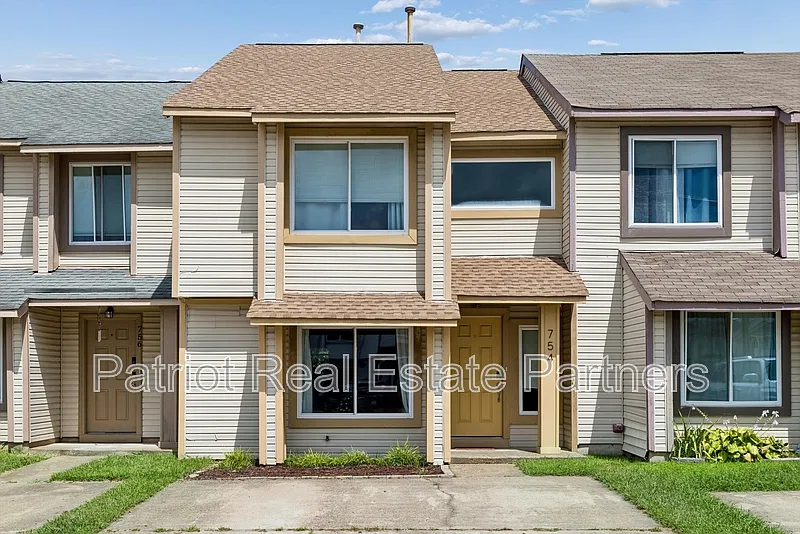3 bed, 2.5 bath, 1541 sqft, $2,700 — Photo 1