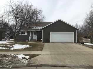 423 28th St NW, Watertown, SD 57201