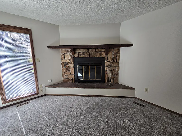 570 Manor Ct #B — Photo 8