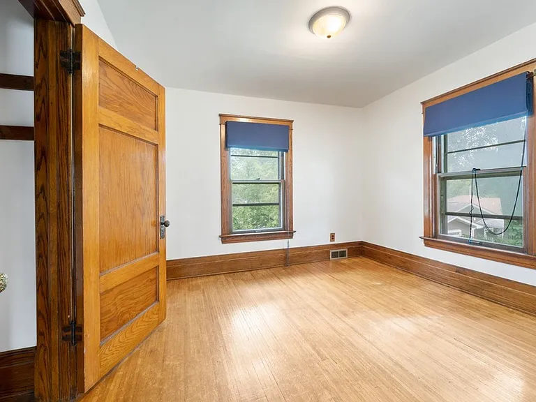 513 W 22nd St — Photo 12