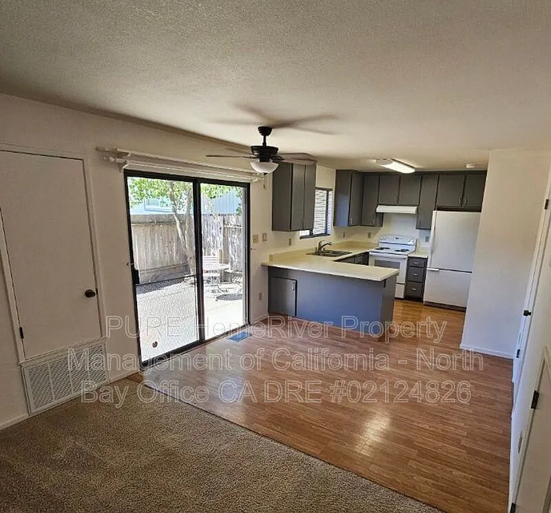 2 bed, 1.5 bath, 1300 sqft, $2,000 — Photo 3