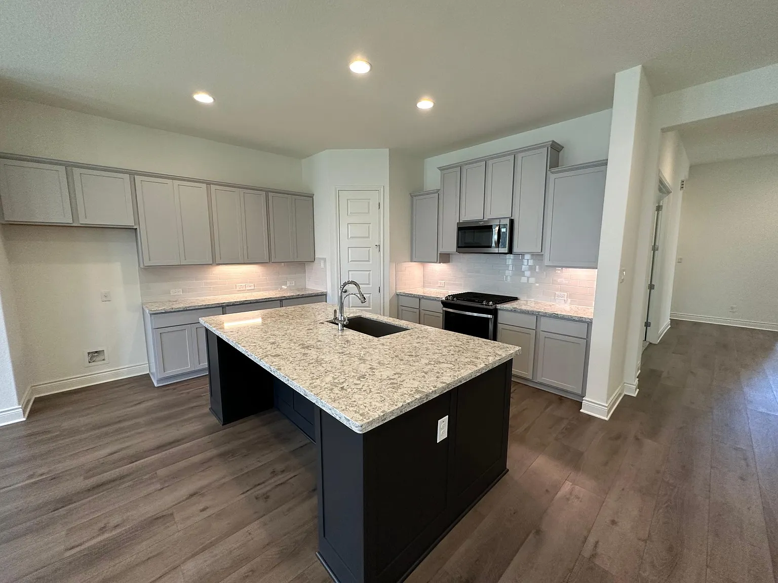 3 bed, 2268 sqft, $3,450 — Photo 4