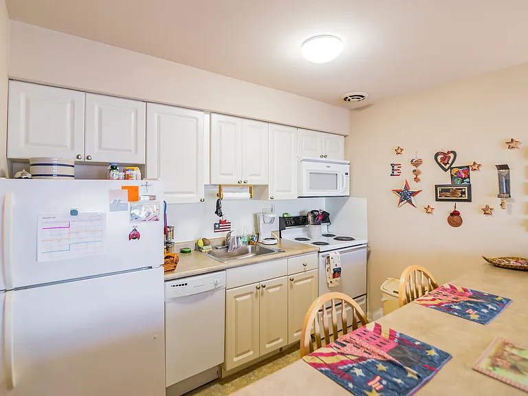 Janwood Apartments — Photo 6
