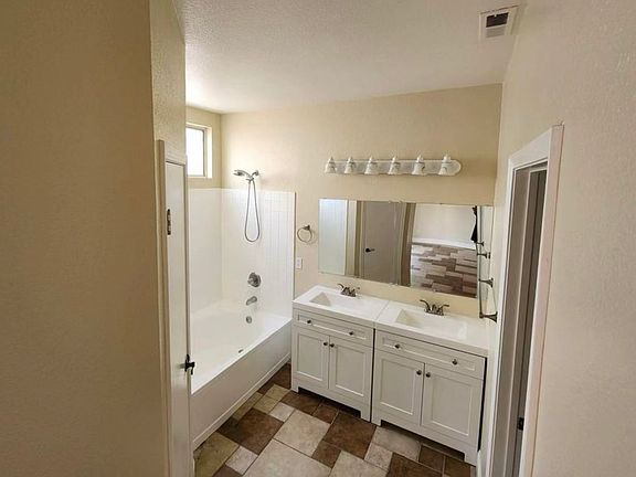 4th image of 4781 Woodhollow Ave