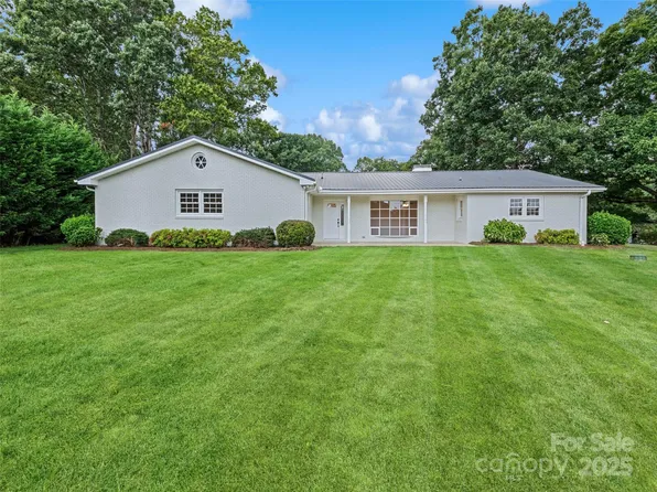 106 Whispering Hills Dr, Hendersonville, NC 28792