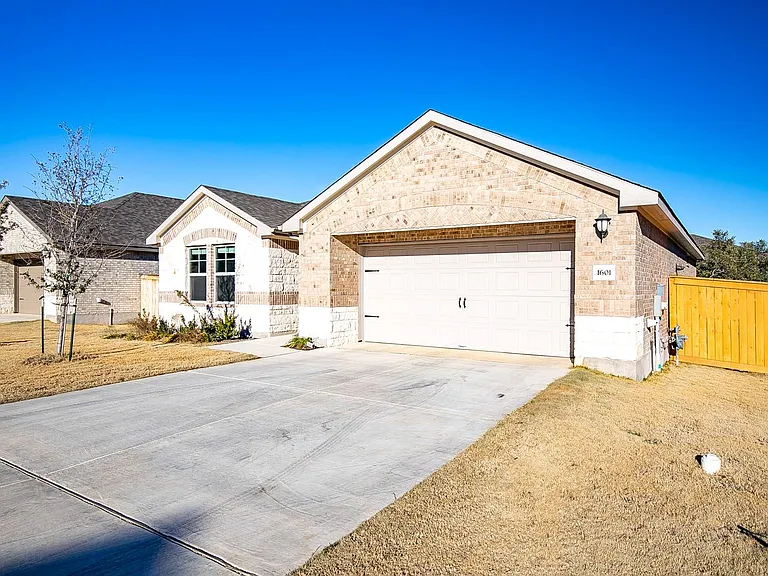 1601 Longhorn Ranch Dr — Photo 3