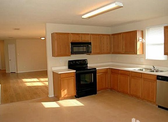 5th image of 1013 Willow Tree Dr