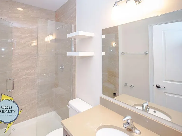 Lincoln Park Renovated Apartments! — Photo 12