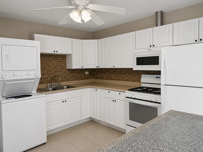6847 Hawthorne Ln — Photo 3