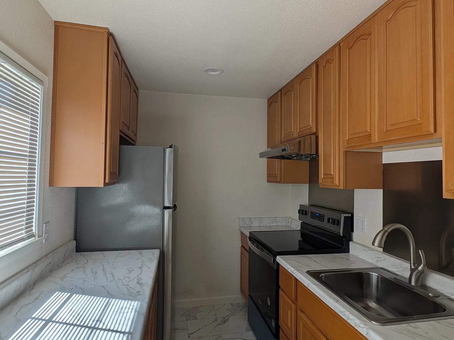 3 bed, 1.5 bath, 910 sqft, $3,800 — Photo 2