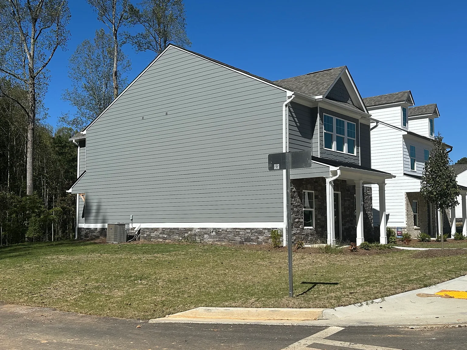 3 bed, 1937 sqft, $2,100 — Photo 2