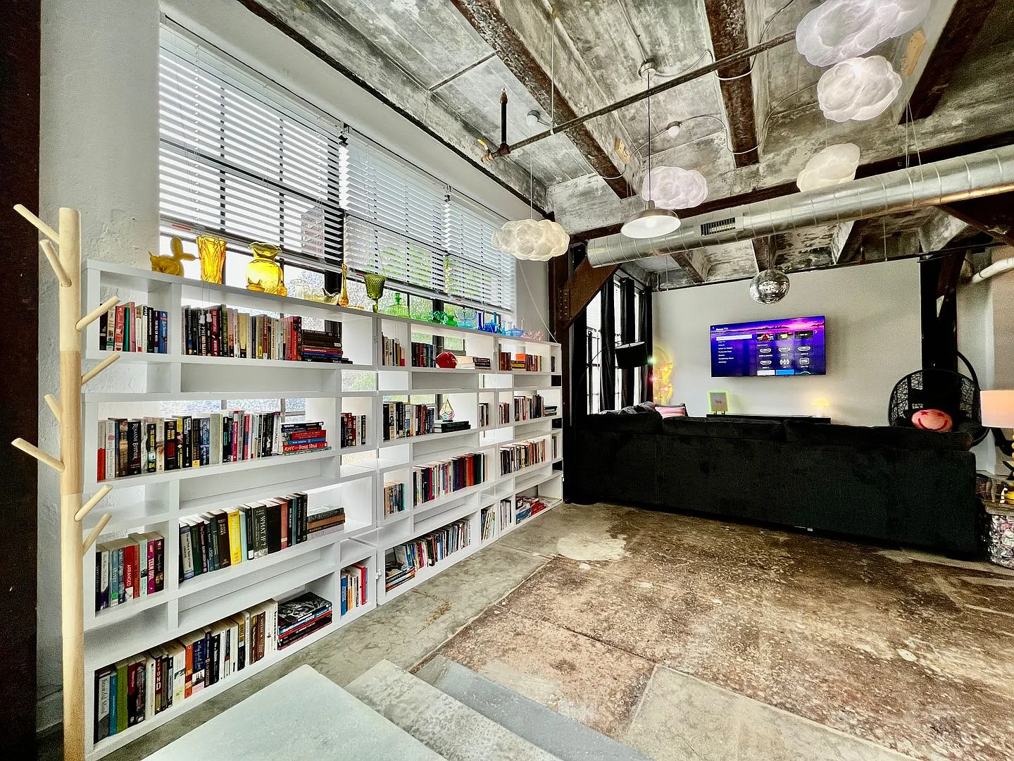 Swanky, Funky, Groovy, loft space Cincinnati, Ohio — Photo 3