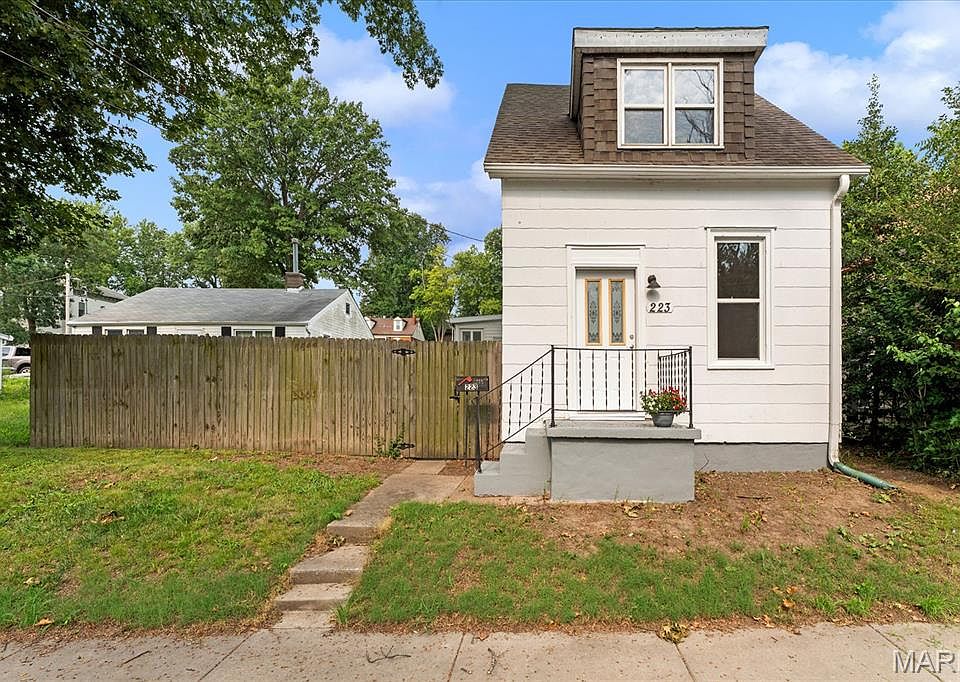1st image of 223 N 8th St