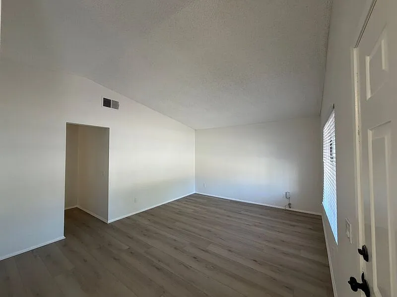 2 bed, 2.0 bath, 900 sqft, $2,095 — Photo 3