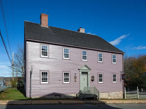 69 Fox St, Lunenburg, NS B0J 2C0