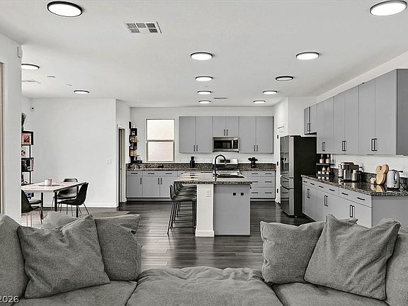 5th image of 728 Emerson Creek Ct