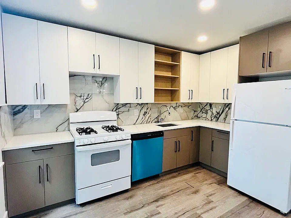 28 E 47th St #1