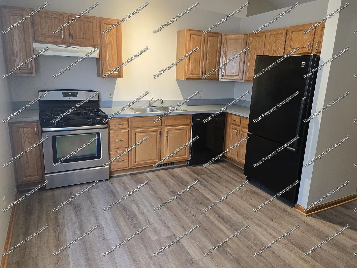 Spacious 2nd Floor 2 Bedroom Apartment — Photo 2