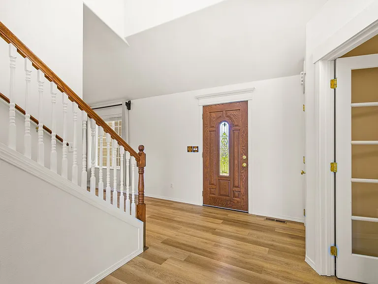 829 Crest — Photo 3