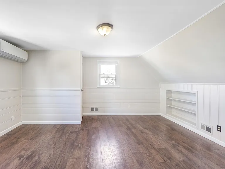 262 James St — Photo 9
