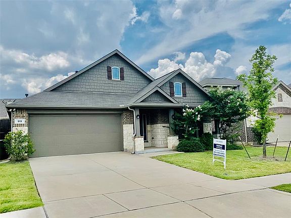 3rd image of 913 Blanco Ln
