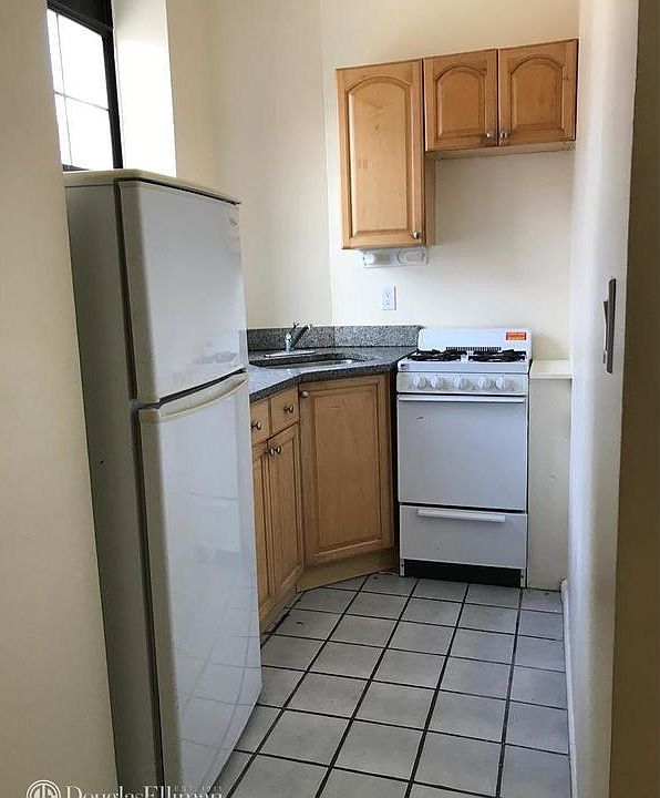 1st image of 301 Halsey St APT 3