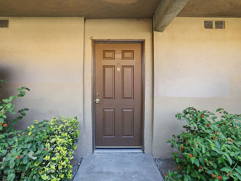 Encino Country Club Apartments — Photo 67