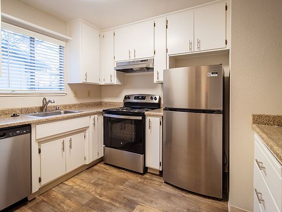 3rd image of 7764 Poplar Ave APT 17
