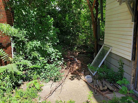8227 E Brentwood