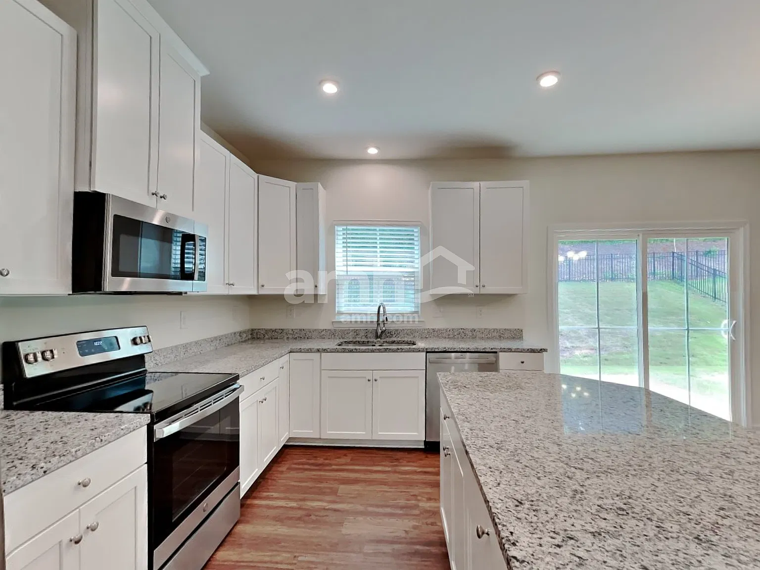 5 bed, 2.5 bath, 3060 sqft, $2,845 — Photo 3