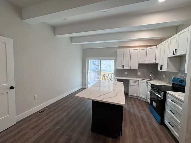 4 bed, 2400 sqft, $3,400 — Photo 3