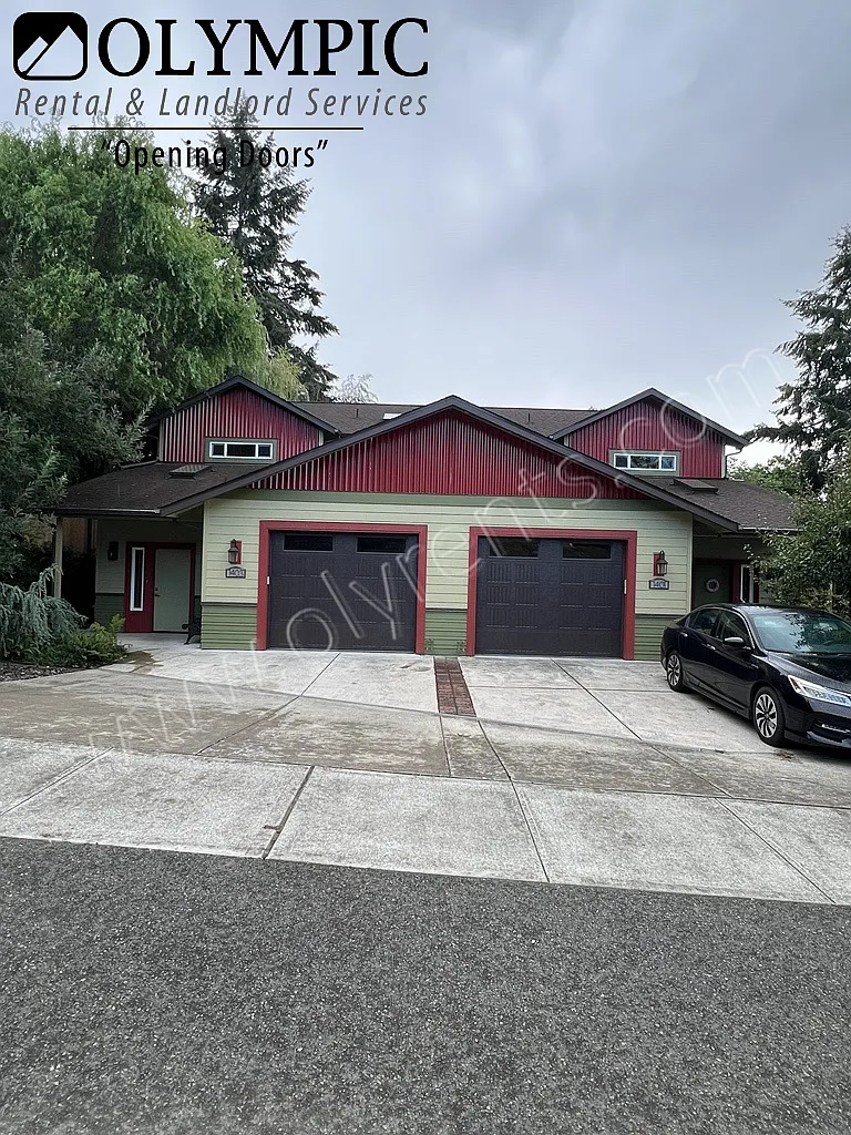 Unique and spacious 3 bedroom, 1.5 bath townhome w/ main floor Primary — Photo 1