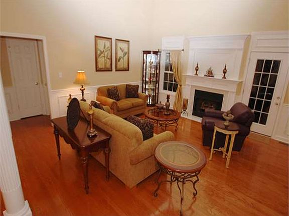 3rd image of 135 Gallant Ct