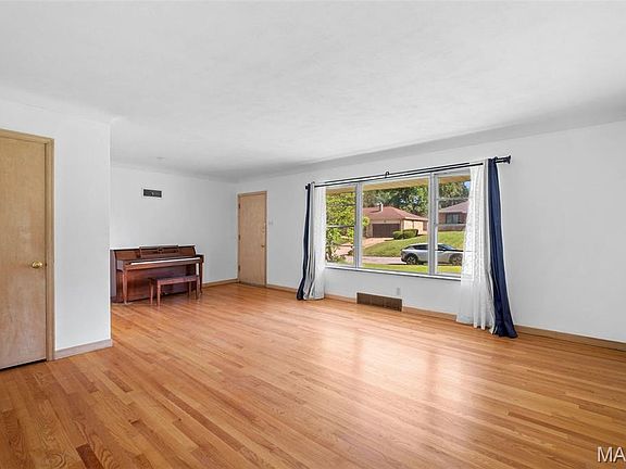 3rd image of 10634 Larkspur Dr