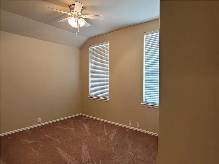 208 Hummingbird Ln — Photo 15