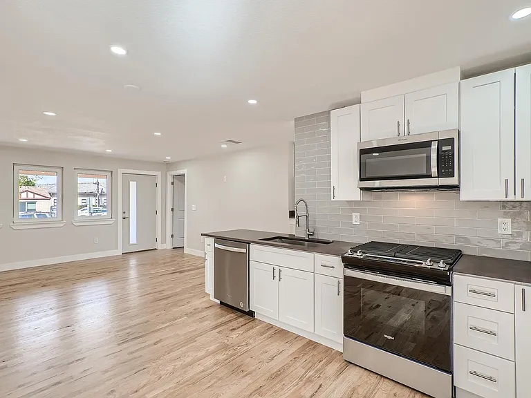 4382 Chase St — Photo 16