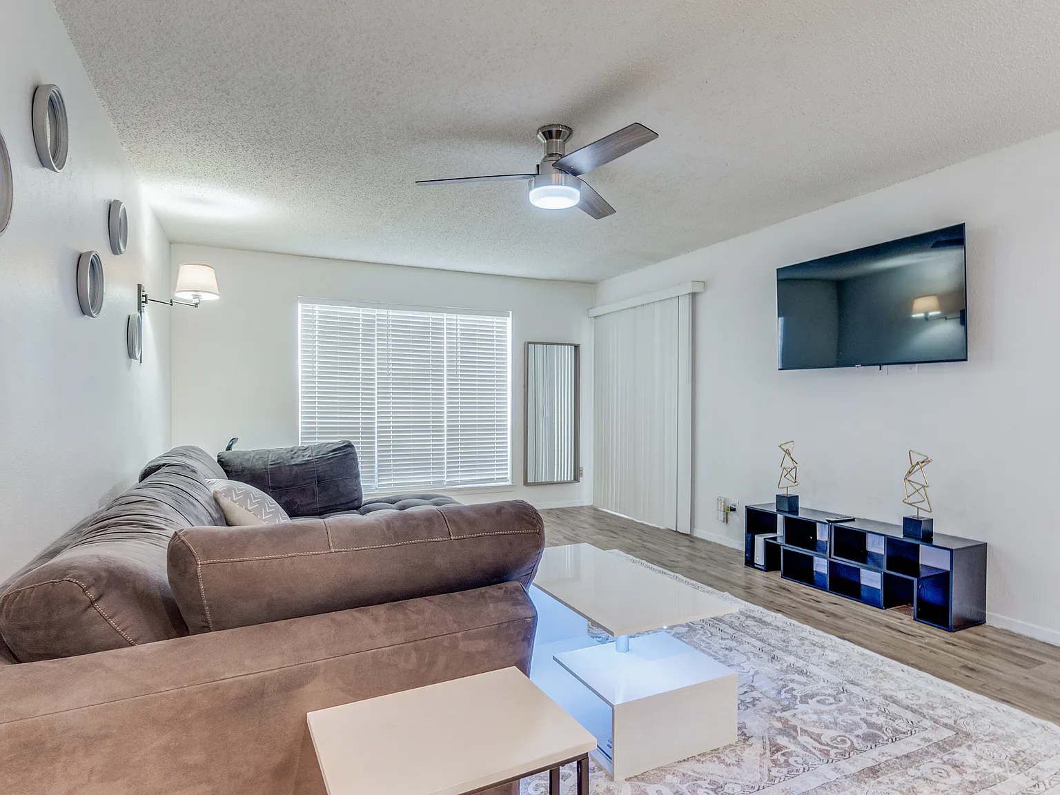 1 bed, 780 sqft, $1,999 — Photo 2