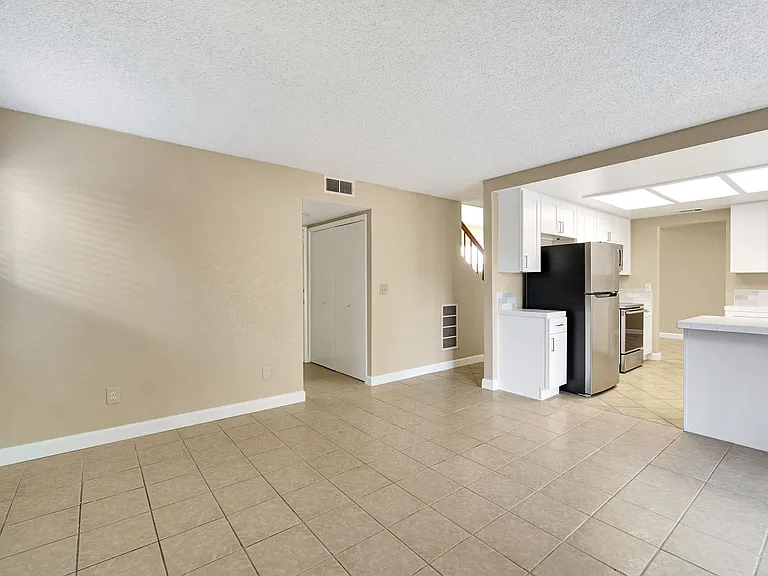 6733 N Warren Ave — Photo 12