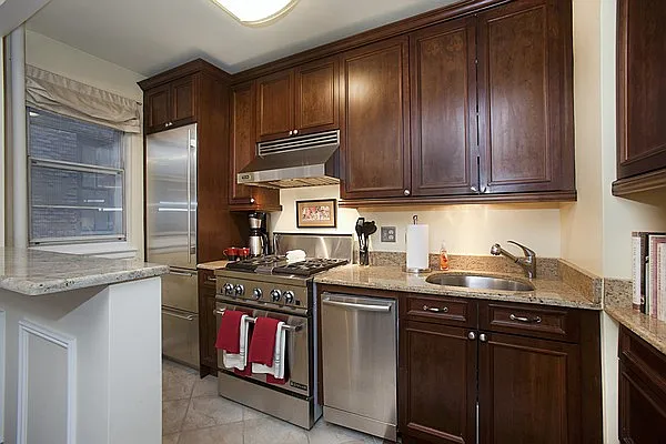 Sold by R New York | media 10