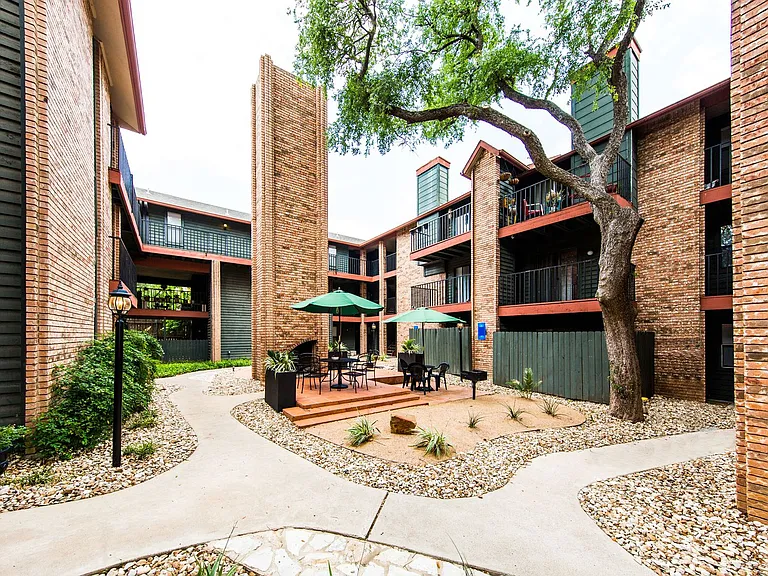 Chimney Park Apartments — Photo 17