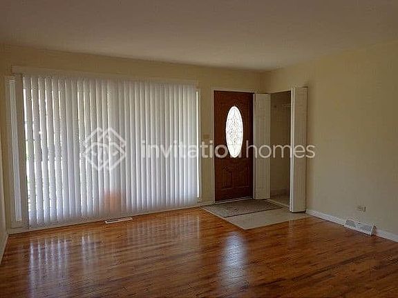 4th image of 390 Flagstaff Ln